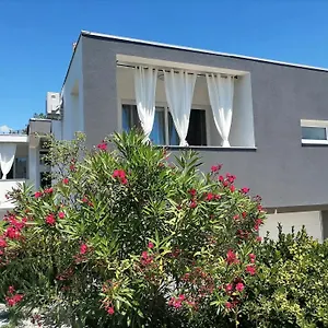 Dora Bibinje, 30 M From The Sea Apartmán